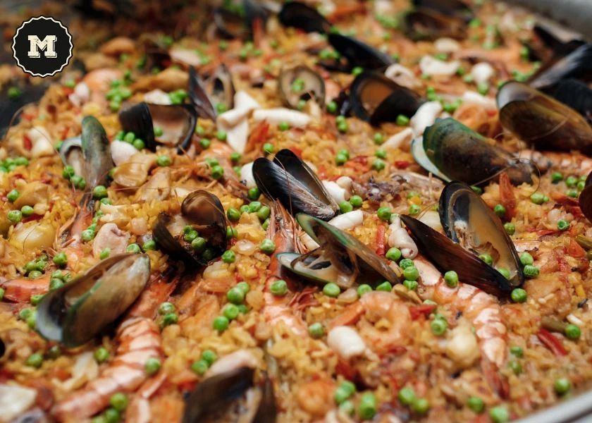 Arroz con guisantes y marisco