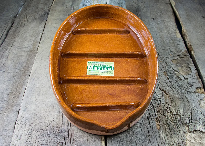 Asador de barro ovalado especial para asar cochinillo