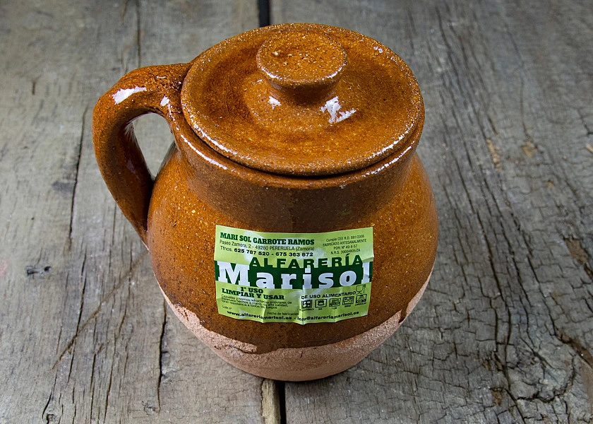 Clay stew pot special for fire with lid and handle