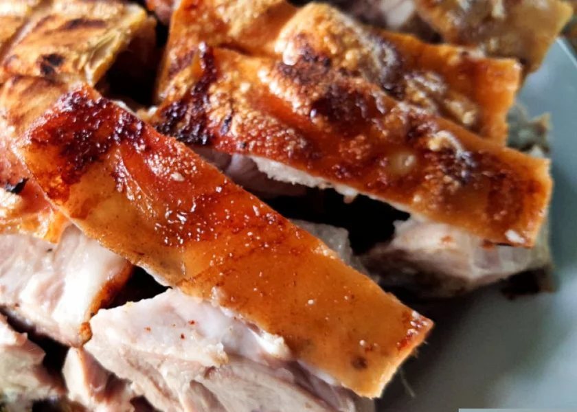 Cochinillo al horno de leña en asador de barro