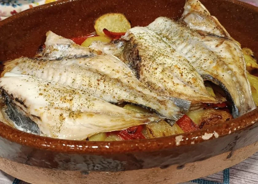Dorada with baked potatoes Dorada with baked potatoes