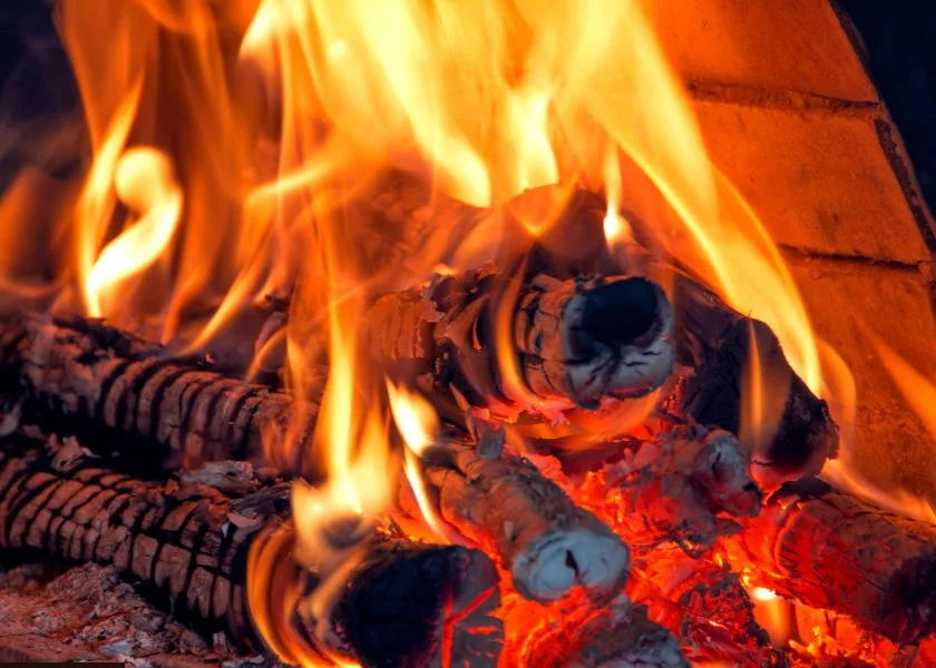 Leña encendida para cocinar 