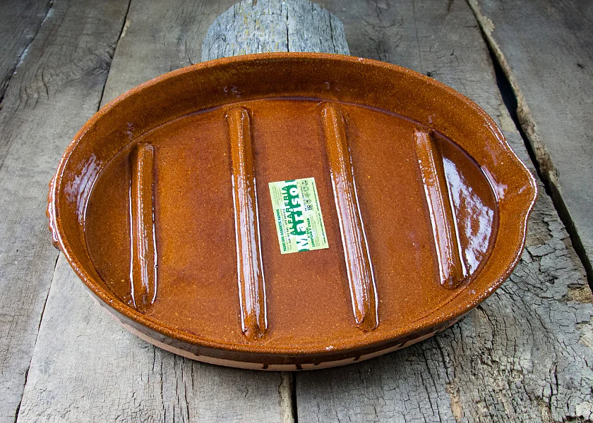 Lote de asadores, platos y puchero