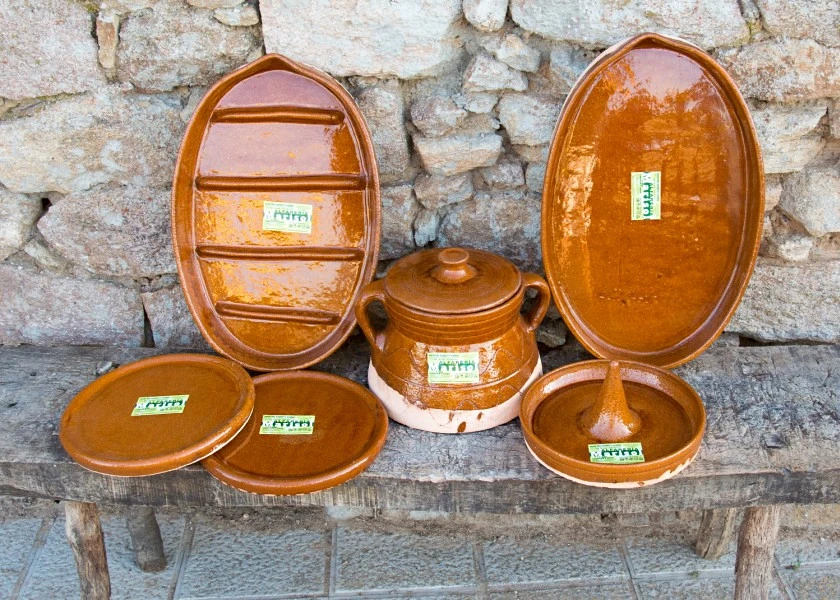 Lote de asadores, platos y puchero