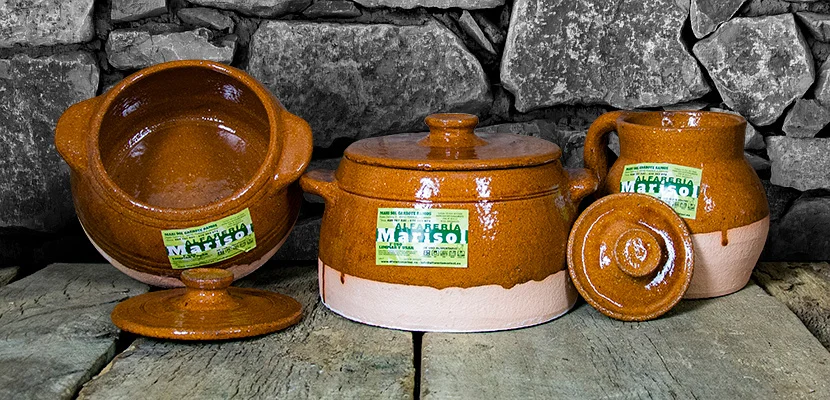 Offers clay pan with lid