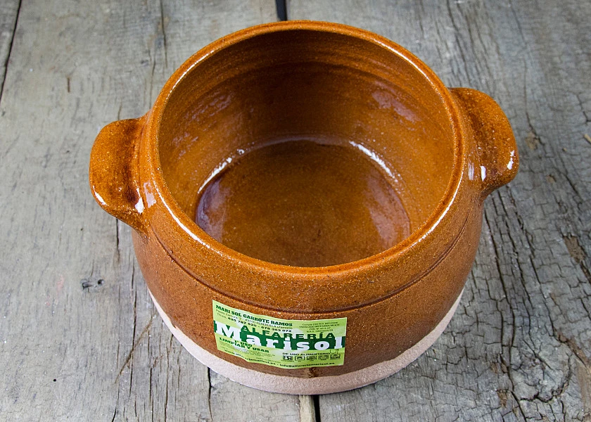 Olla de barro redonda con tapa