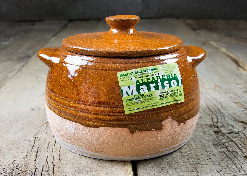 Olla de barro redonda con tapa