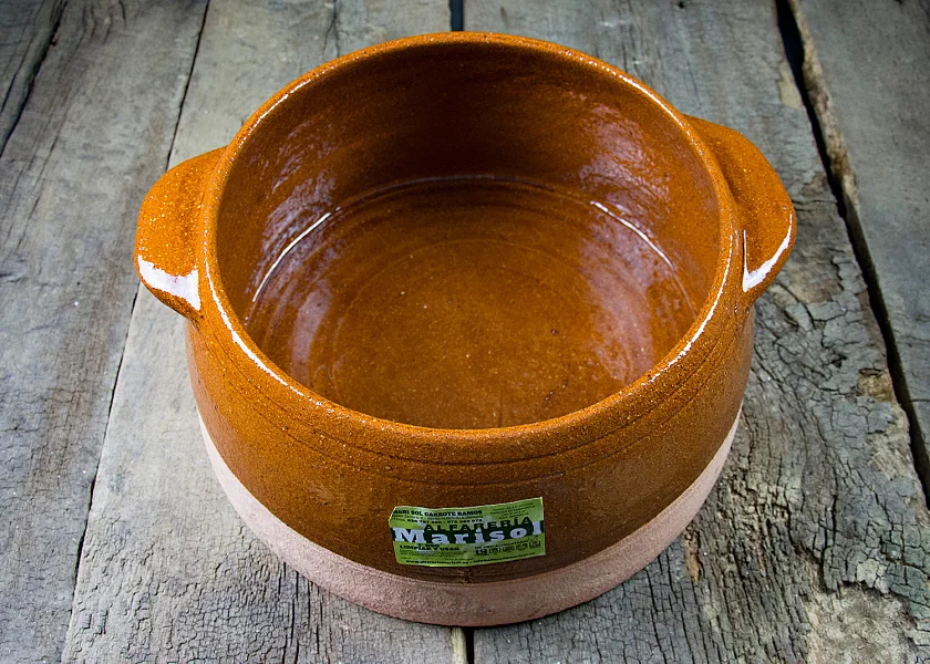 Olla de barro redonda con tapa