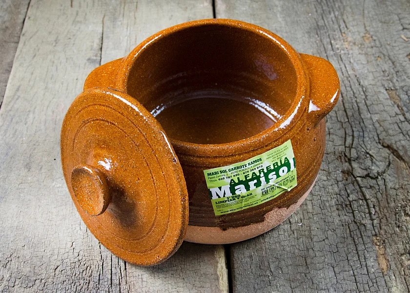 Olla de barro redonda con tapa