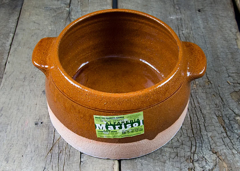 Olla de barro redonda con tapa