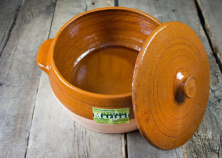 Olla de barro redonda con tapa