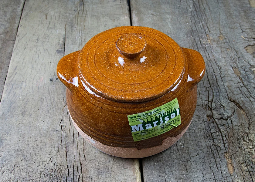 Olla de barro redonda con tapa