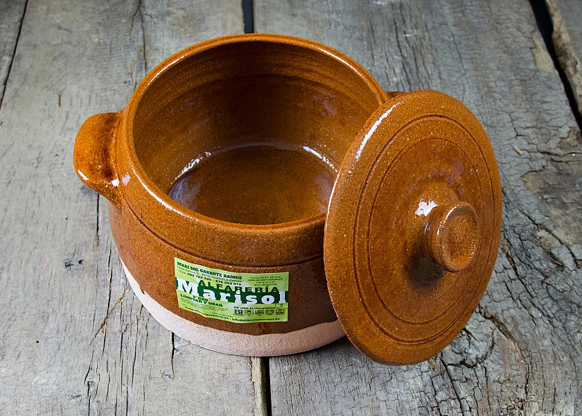 Olla de barro redonda con tapa