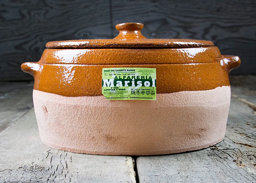 Olla de barro redonda con tapa
