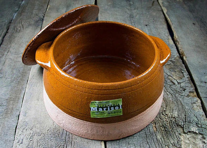 Olla de barro redonda con tapa