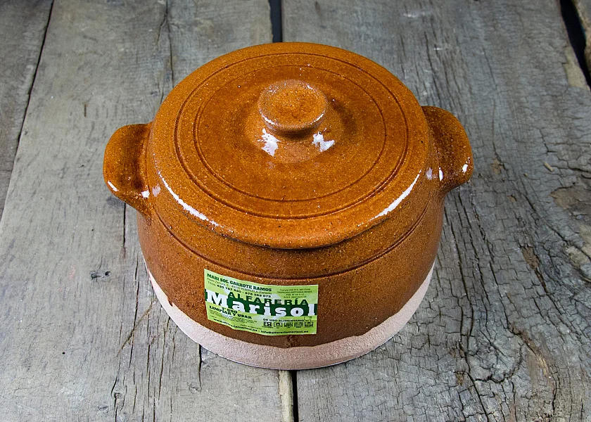 Olla de barro redonda con tapa