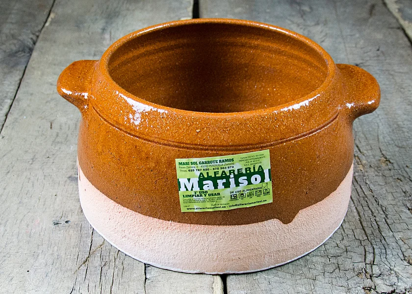 Olla de barro redonda con tapa