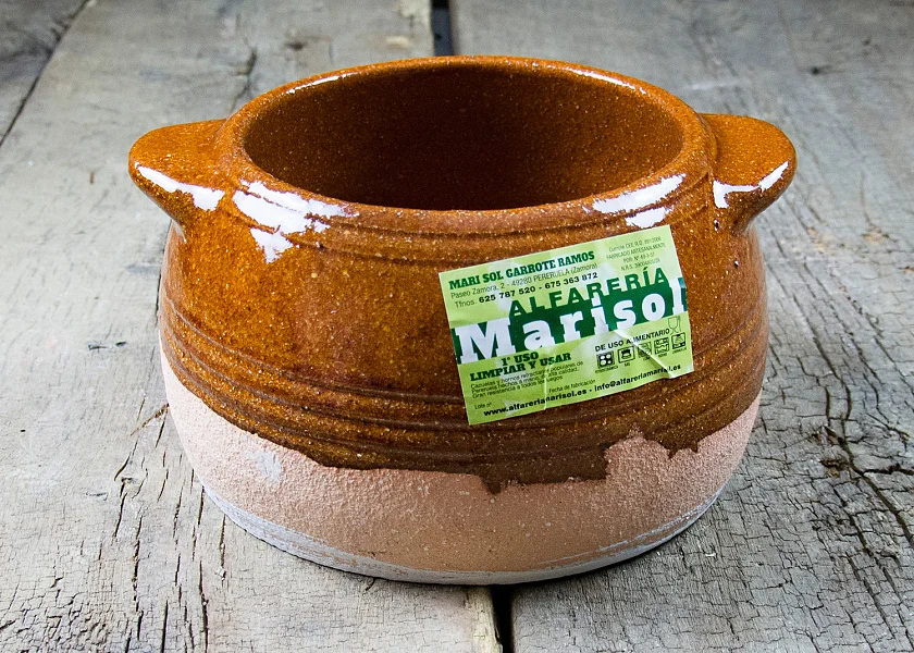 Olla de barro redonda con tapa