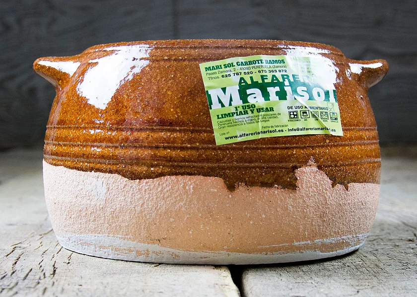 Olla de barro redonda con tapa