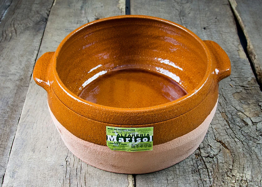 Olla de barro redonda con tapa