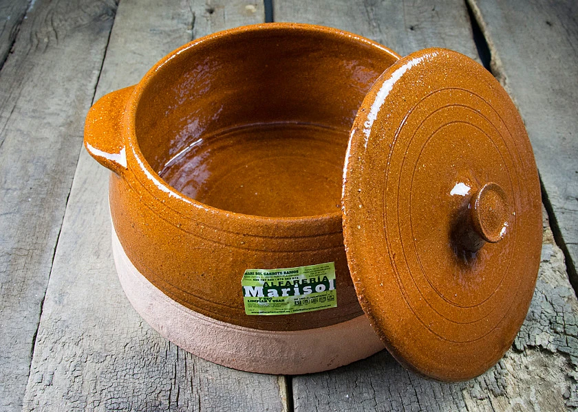 Olla de barro redonda con tapa