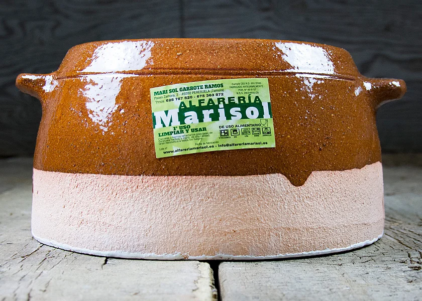 Olla de barro redonda con tapa