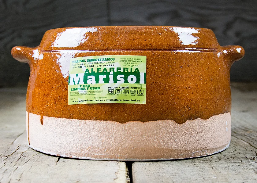 Olla de barro redonda con tapa