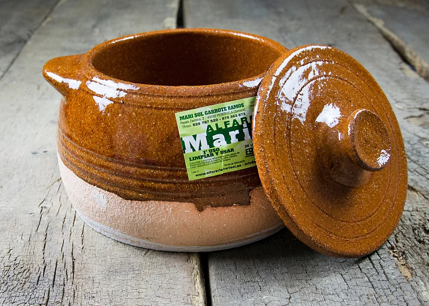 Olla de barro redonda con tapa