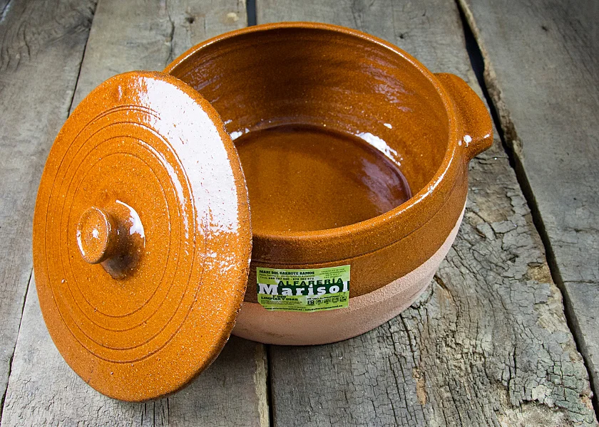 Olla de barro redonda con tapa