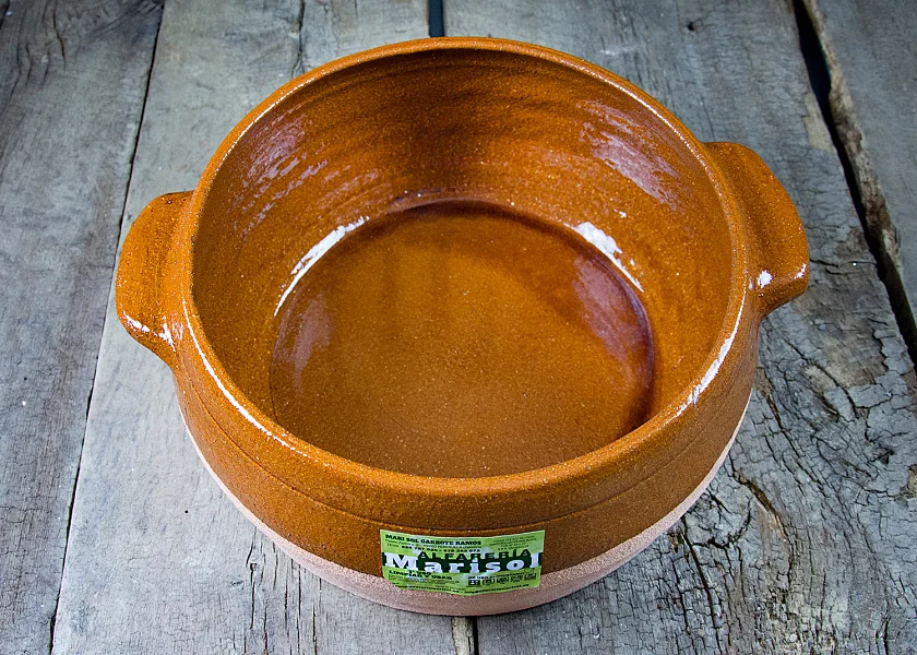 Olla de barro redonda con tapa