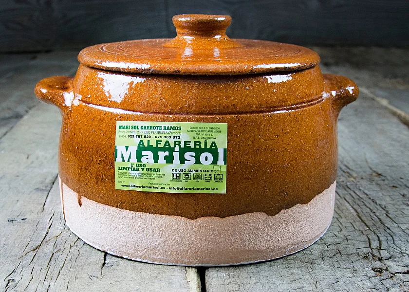 Olla de barro redonda con tapa