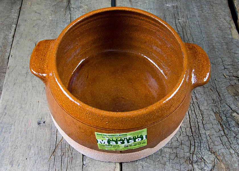 Olla de barro redonda con tapa