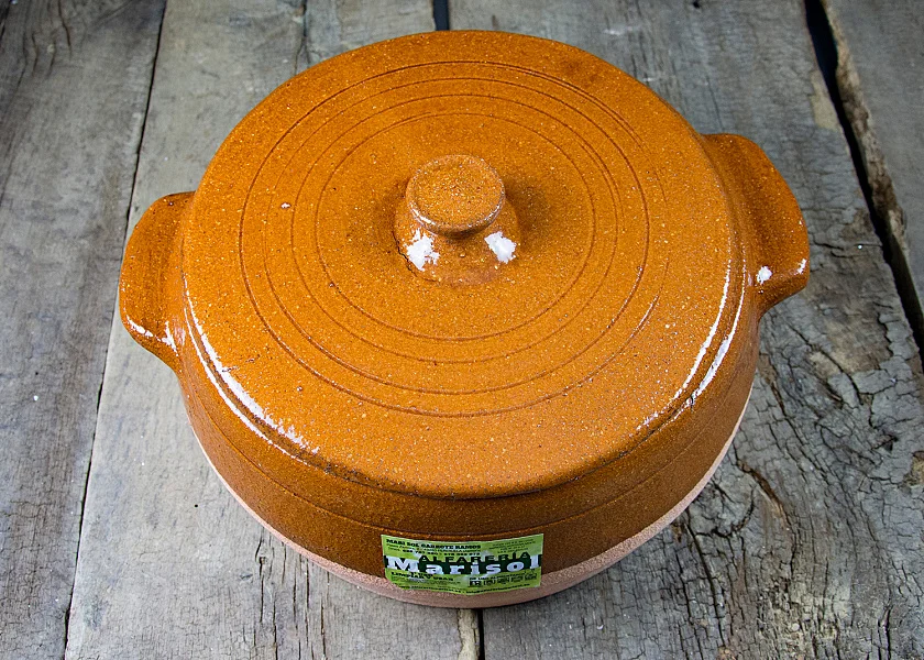 Olla de barro redonda con tapa
