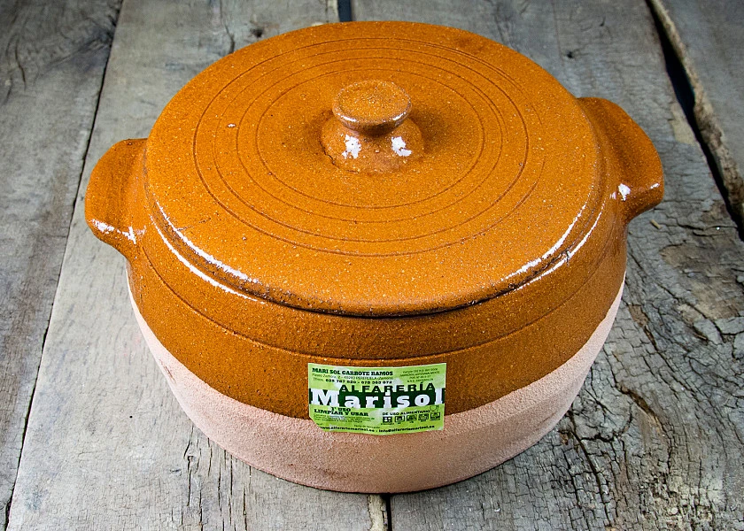 Olla de barro redonda con tapa
