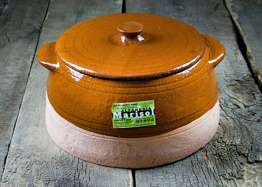 Olla de barro redonda con tapa