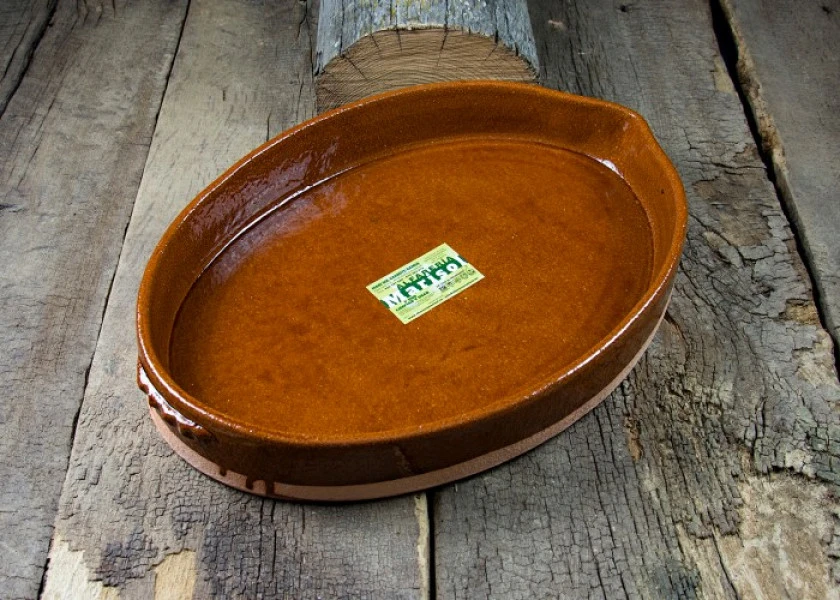Oval-shaped clay roaster