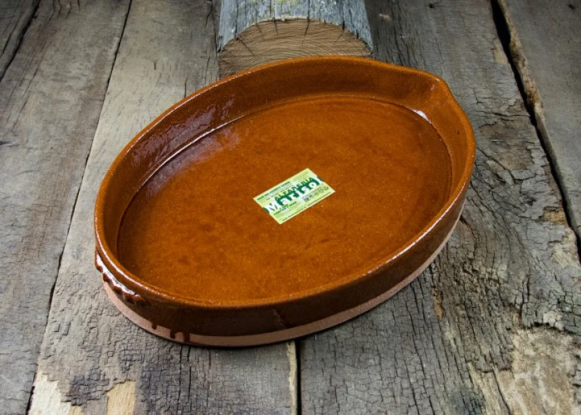 Oval-shaped clay roaster