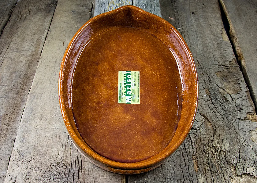 Oval-shaped clay roaster