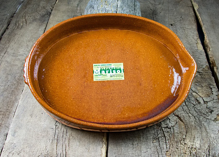 Oval-shaped clay roaster