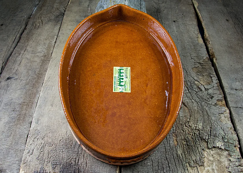 Oval-shaped clay roaster