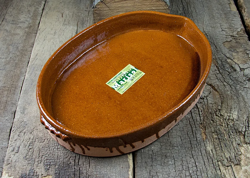 Oval-shaped clay roaster