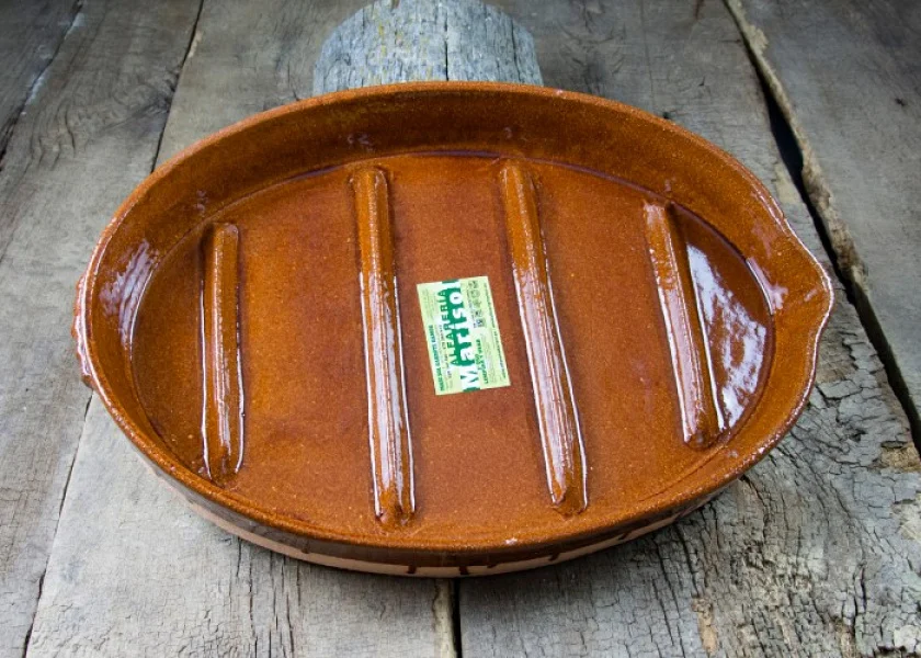 Oval-shaped clay roaster for suckling lambs