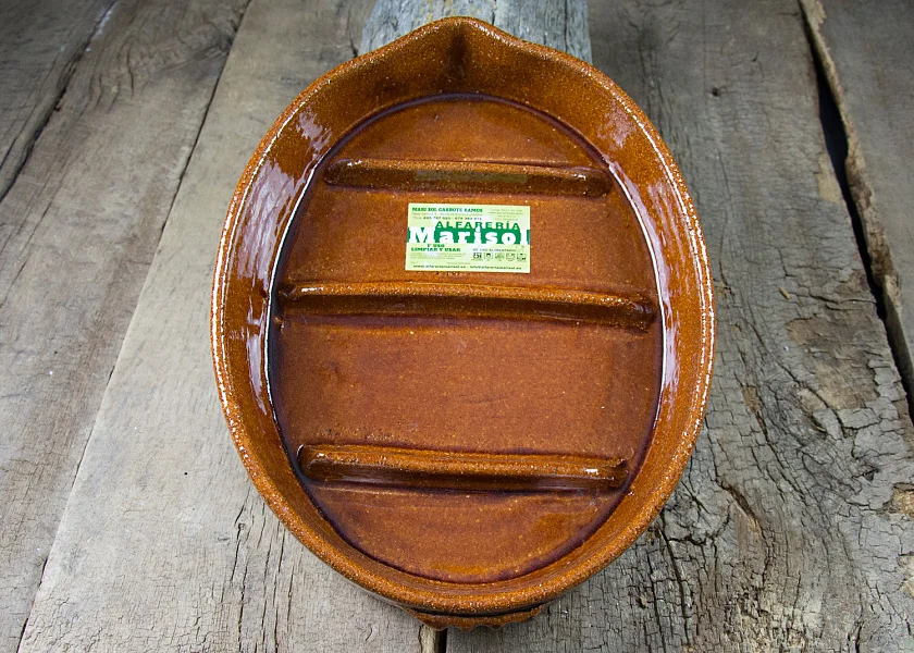 Oval-shaped clay roaster for suckling lambs