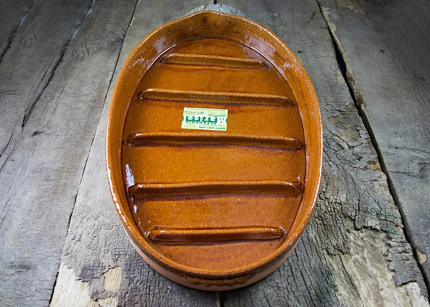 Oval-shaped clay roaster for suckling lambs