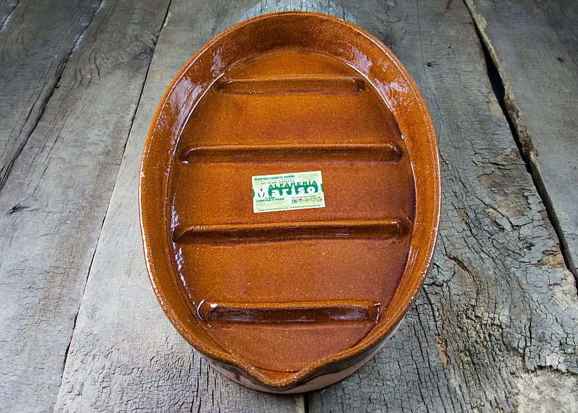 Oval-shaped clay roaster for suckling lambs