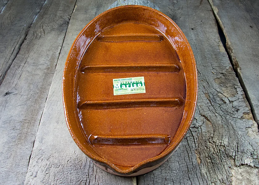 Oval-shaped clay roaster for suckling lambs