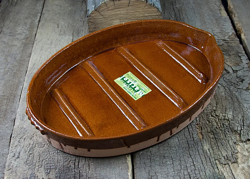 Oval-shaped clay roaster for suckling lambs