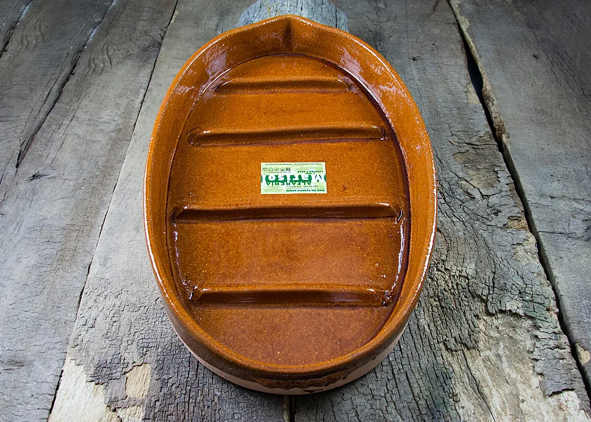 Oval-shaped clay roaster for suckling lambs