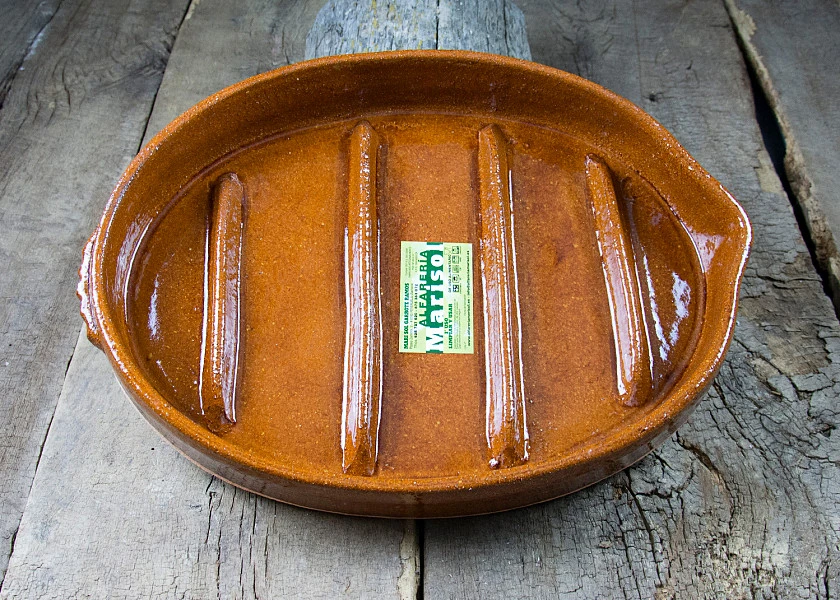 Oval-shaped clay roaster for suckling lambs