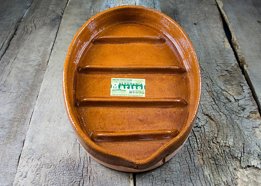 Oval-shaped clay roaster for suckling lambs